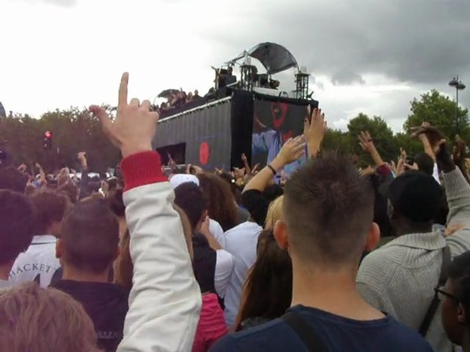 David Guetta ft. Usher - Without You (R3hab's XS Remix) @ Techno Parade