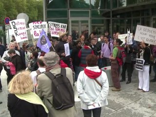 DSK accueilli à TF1 par une manifestation de féministes