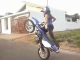 Brazilian kid wheely ist, wie ich nur träumen können (und sie ist ein Mädchen)