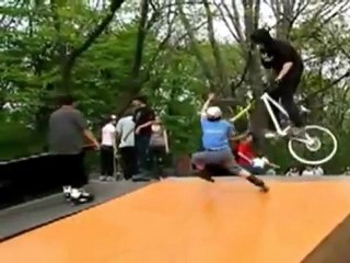 BMX Fahrer vs. Inline Skater Fail