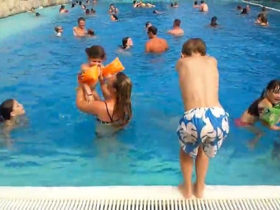 video-2011-08 iedereen in het zwembad