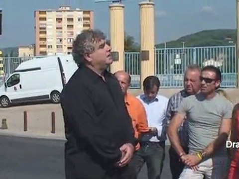 dépot de gerbes et hommage du chanteur basque Pampi LADUCHE