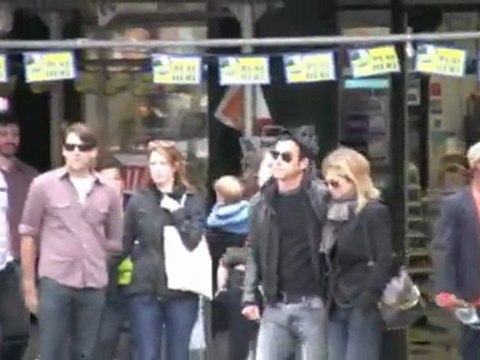 Jennifer Aniston and Justin Theroux Smooch and Stroll Through NYC