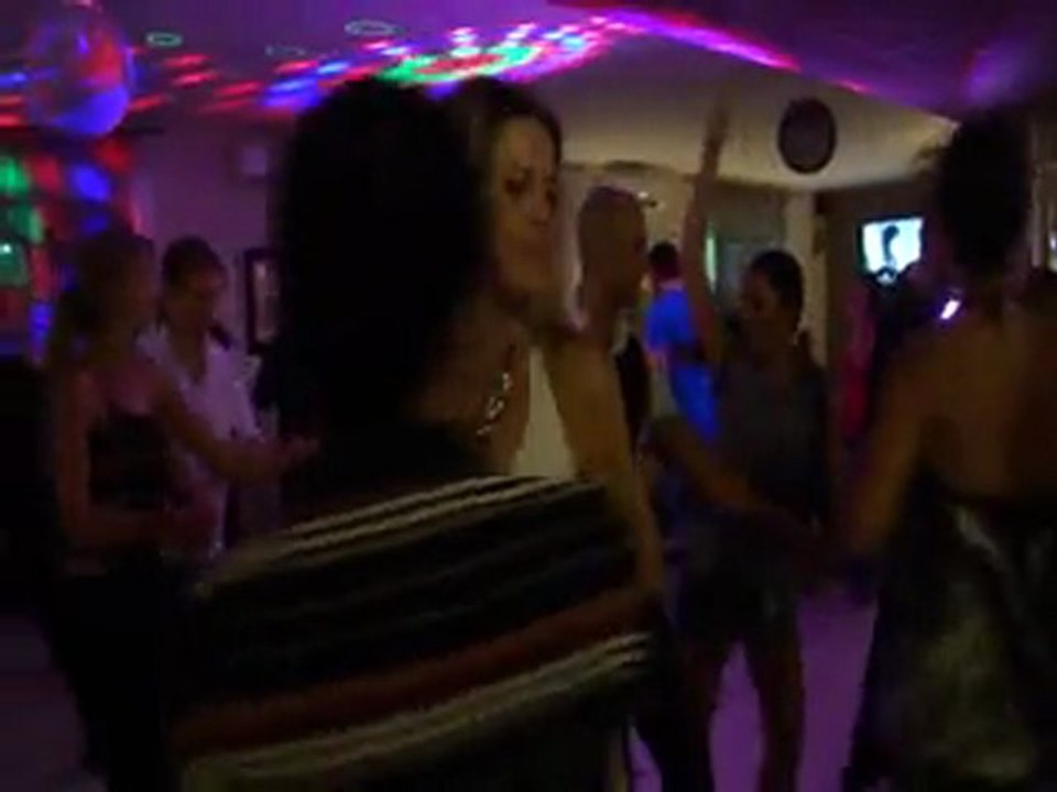 Pascale et Sitthi dansent la salsa à la soirée Amistad