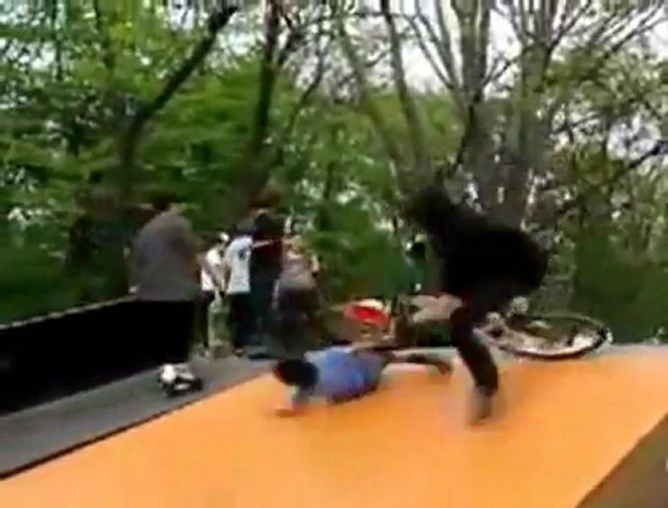 BMX-Fahrer nimmt Rollerblader Fail
