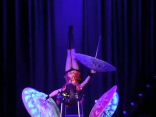 FEI WANG-foot juggling-presents Art ahency Valentino