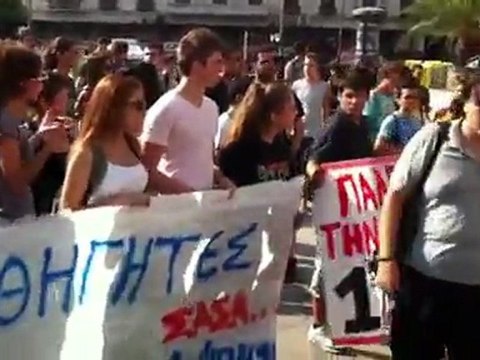 Οι μαθητές πέταξαν τα dvd τους στη Βουλή