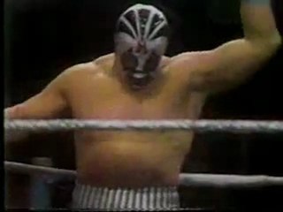 Mil Mascaras vs  Johnny Rodz.