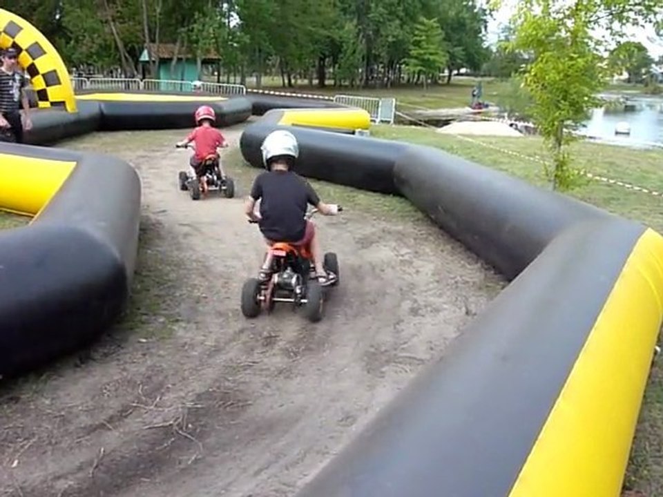 20110723 Clara et les cousins en Quad Hourtin