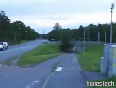 ghost rider deguisé en policier poursuit une R1 Streetfighter