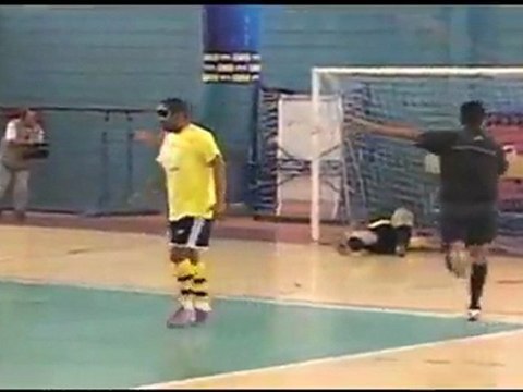 Romario mete gol con los ojos vendados