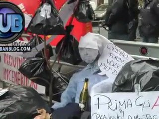 Montagna di munnezza davanti Regione Campania