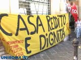 Scontri nel giorno del via libera alla Manovra