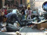 Napoli, i Vigili spostano i cumuli di rifiuti - 24 Giugno 2011