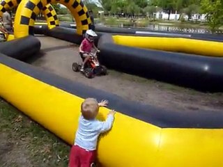 20110723 Romain regarde le Quad Hourtin