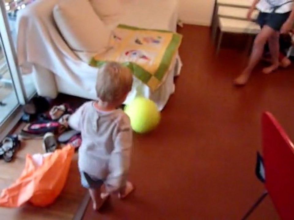 20110724 Romain et sa balle de tennis geante Lacanau