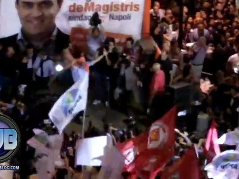 De Magistris arriva in piazza Municipio accolto dai Fuochi d'Artificio