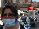 Napoli, il Movimento 5 Stelle organizza la differenziata tra i cumuli di rifiuti
