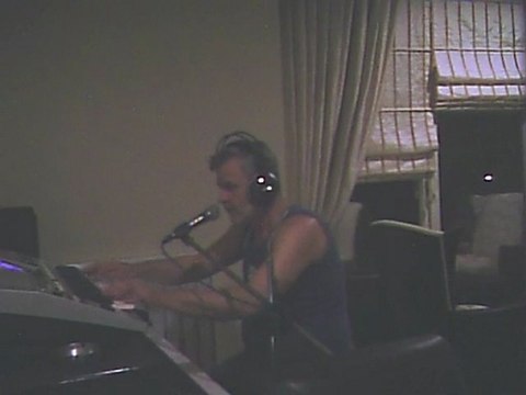 SÖZ YOK ANLATMAYA SENİ(ferdi özbeğen)