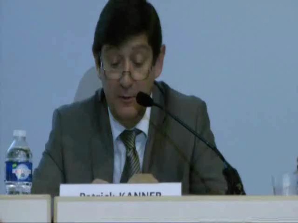 Le président de l’UNCASS, Patrick Kanner présente le baromètre 2011 des CCAS