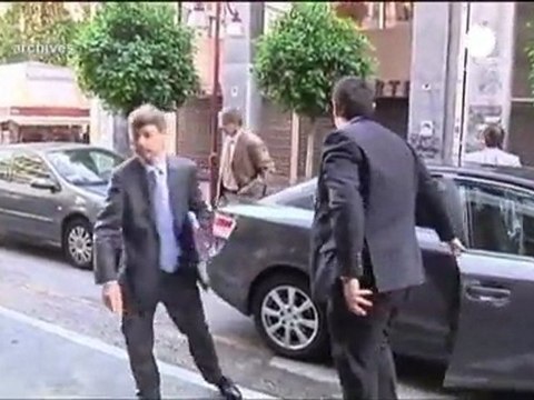 Greek ministries obstructed in new troika protests