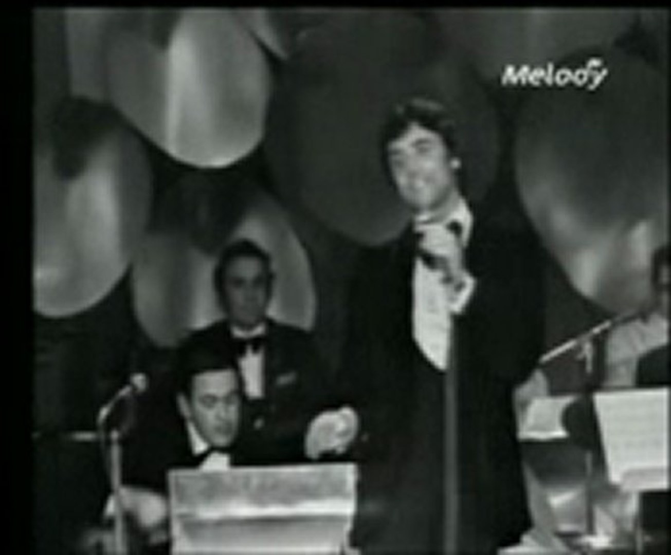 Toute La Pluie Tombe Sur Moi En Anglais sacha DISTEL (n&b-télé à Cannes)- ""toute la pluie tombe sur moi""-(anglais  + français) - Vidéo Dailymotion