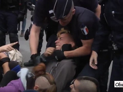 Les Indignés evacués manu militari de la Place de la Bourse