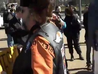 Harcelé dans sa prière, un musulman demeure imperturbable face aux islamophobes !