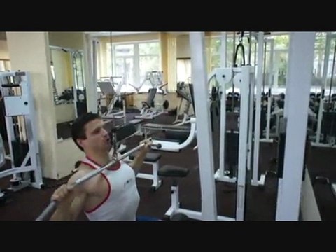 Тяга сверху широким хватом. Техника выполнения упражнения.