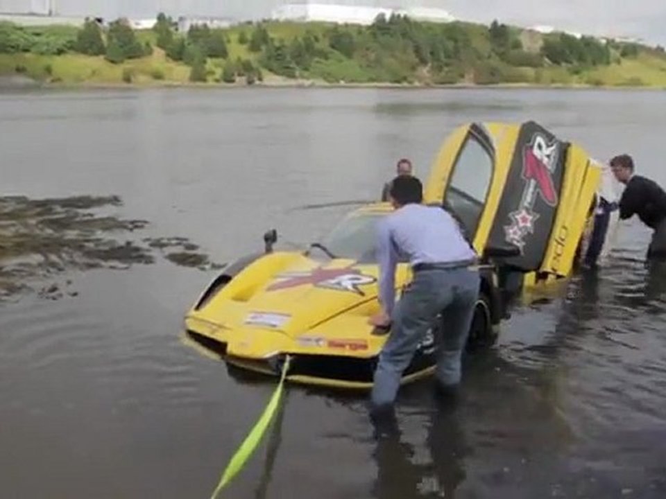 Ferrari Enzo vízben