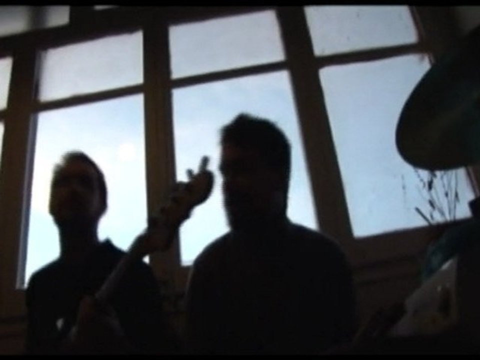 Assajant un petit brindis pel nen androide