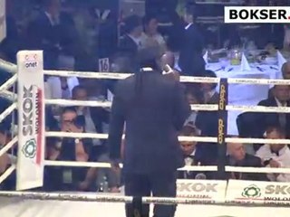 Lennox Lewis wita kibiców na gali Wojak Boxing Stars