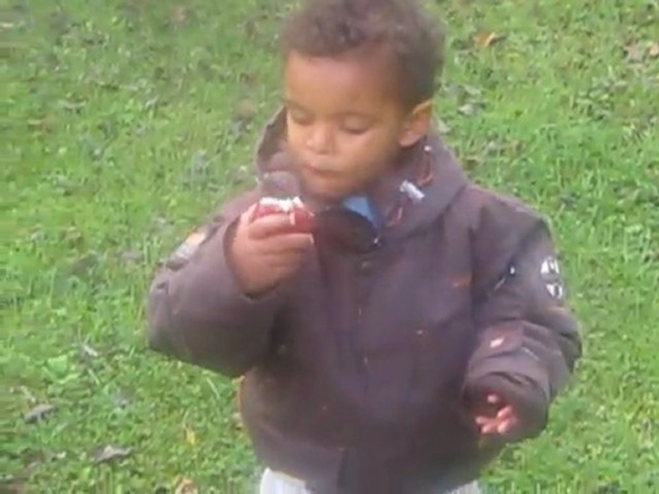 Hugo mange une pomme