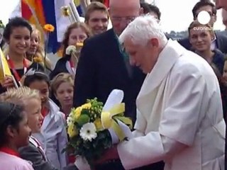 Alman kökenli Papa kendi vatanında protestolarla...