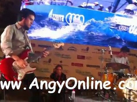 Angy presentando a la Banda en el Concierto en Barcelona el 13/09/2011