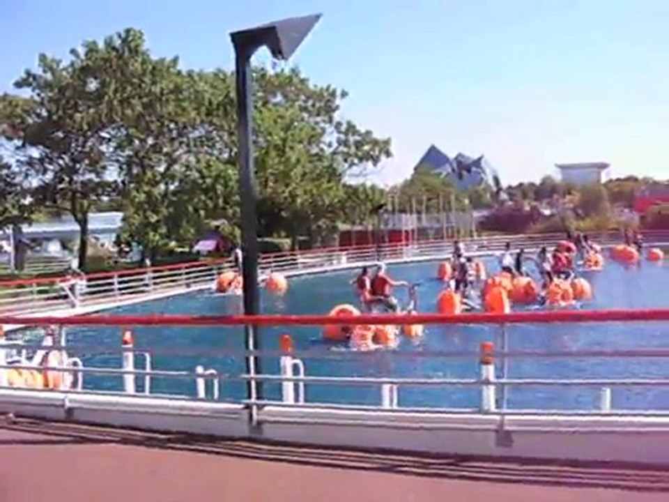 FUTUROSCOPE : le bassin des pédalos