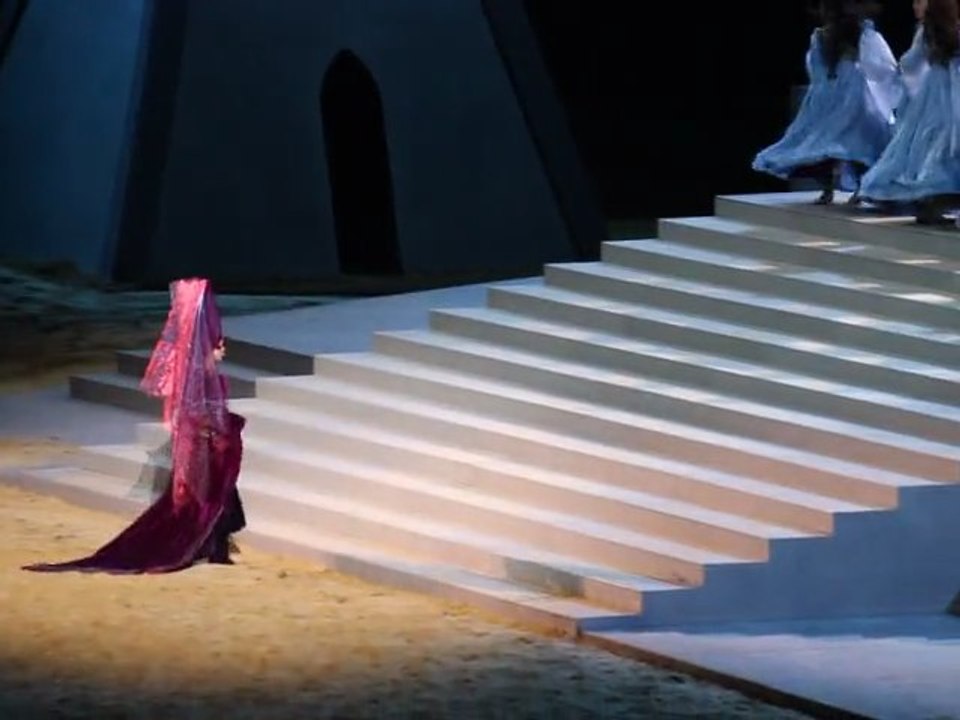 Le roi Arthur et les danseuses - générale d'Excalibur au Stade de France