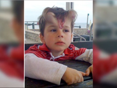 Il lui pousse des cornes sur la tête.