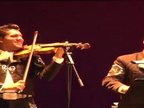 Los inmigrantes mexicanos de la ópera mariachi cruzan el charco