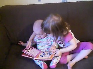 zoé lit une histoire à lise