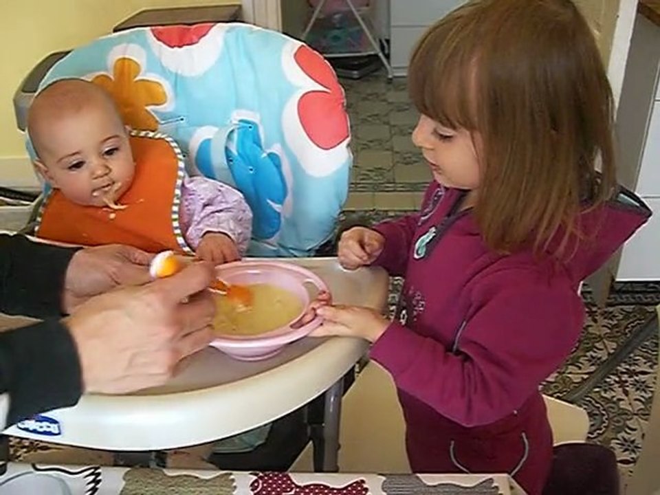 zoé donne à manger à lise