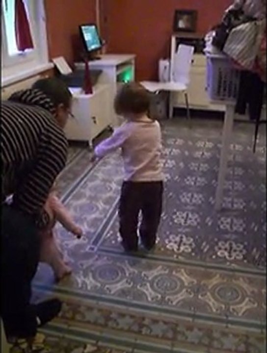 lise zoé et papa sautent