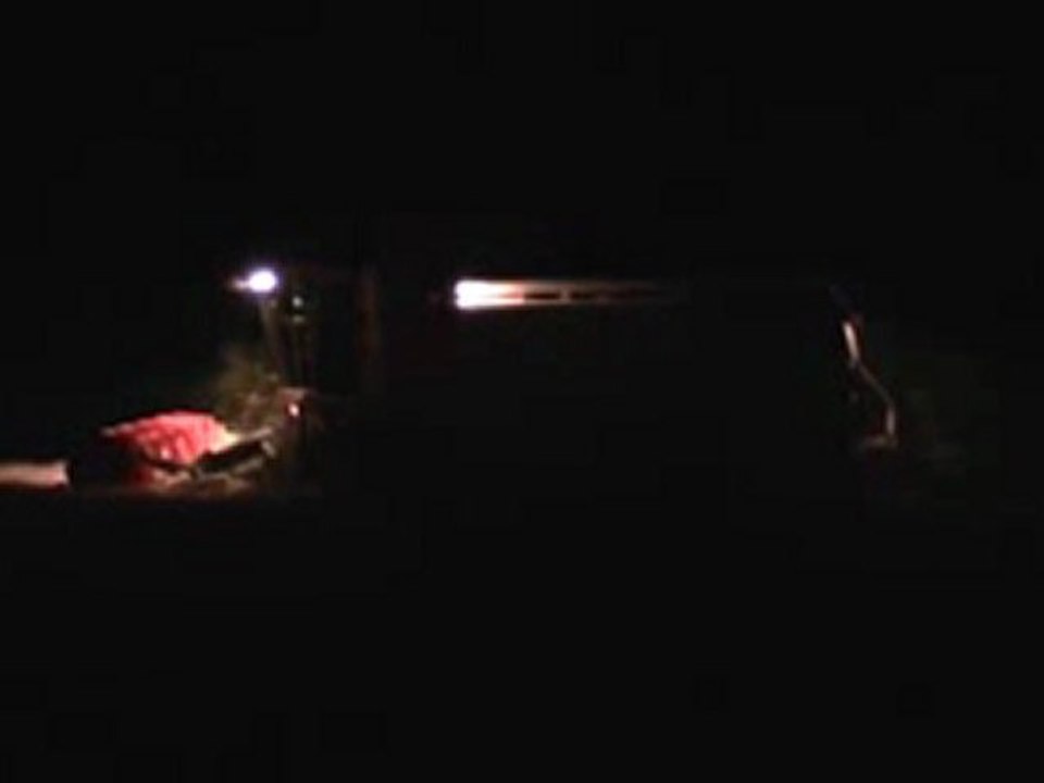 Moissonneuse en action durant la nuit