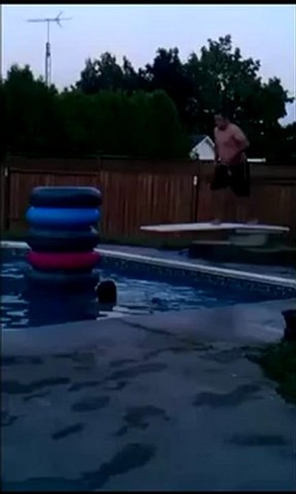 Unfall in einem Schwimmbad Fail