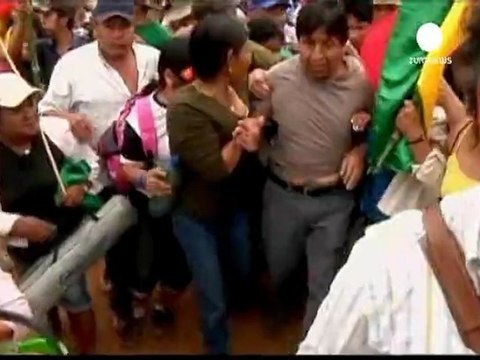 Bolivian minister held in highway protest