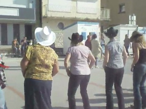 24.09.11 RECORD BATTU AVEC 478 DANSEURS ALIGNES SUR LA DIGUE DE WIMEREUX, Cut a rug