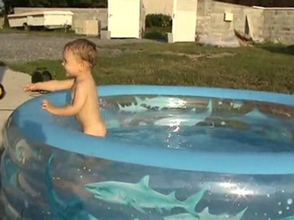 Lucas dans sa piscine