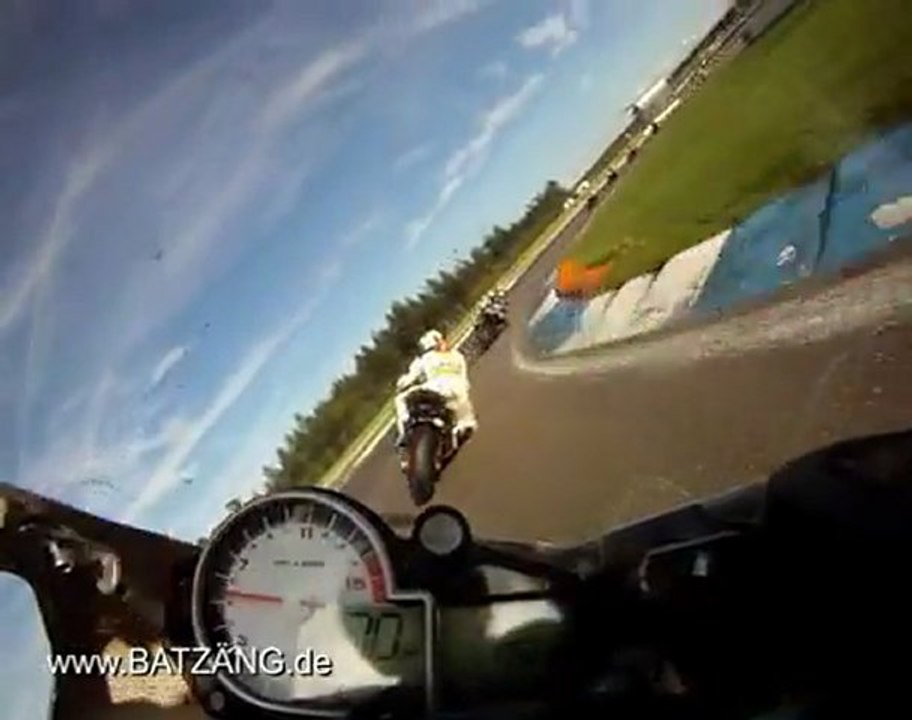 Un pilote à deux doigts de prendre une moto par la tete!!