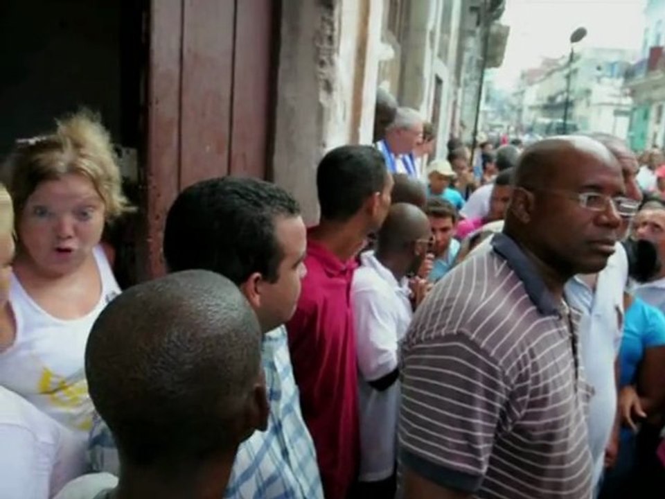 Cubanos pro gobierno acosan a Damas de Blanco
