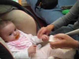 Anita comiendo por primera vez